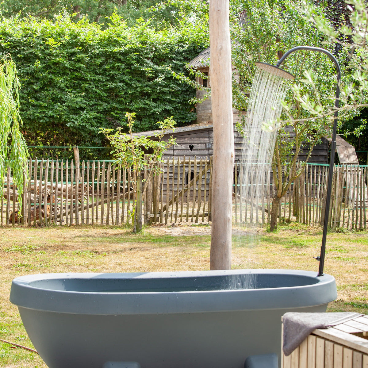 Matte Black Gardentub Shower running over an Anthracite Gardentub